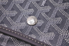 Load image into Gallery viewer, 新品未使用 GOYARD ゴヤール ショルダーバッグ プリュメ ポーチウォレット グレー PVC レザー シルバー金具 中古 53142