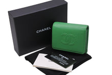 Load image into Gallery viewer, CHANEL シャネル 三つ折り財布 ウォレット 30番台 ココマーク グリーン グレインドカーフスキン シルバー金具 美品 中古 53180