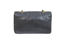 Load image into Gallery viewer, CHANEL シャネル マトラッセ シングルフラップチェーンショルダーバッグ 2番台 ラムスキン 22cm 変形 ブラック ゴールド金具 53190