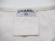 Load image into Gallery viewer, 激レア CHANEL シャネル 半袖Ｔシャツ チビT クロップド ココマーク 総柄 ホワイト P07794V05398 97P サイズ40 美品 中古 53597
