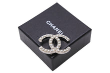 Load image into Gallery viewer, 極美品 CHANEL シャネル パール ココマーク ブローチ D10V メタル 12g シルバー ロゴ 小物 アクセサリー 中古 53681