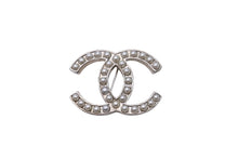Load image into Gallery viewer, 極美品 CHANEL シャネル パール ココマーク ブローチ D10V メタル 12g シルバー ロゴ 小物 アクセサリー 中古 53681