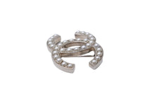 Load image into Gallery viewer, 極美品 CHANEL シャネル パール ココマーク ブローチ D10V メタル 12g シルバー ロゴ 小物 アクセサリー 中古 53681