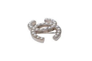 極美品 CHANEL シャネル パール ココマーク ブローチ D10V メタル 12g シルバー ロゴ 小物 アクセサリー 中古 53681