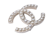 Load image into Gallery viewer, 極美品 CHANEL シャネル パール ココマーク ブローチ D10V メタル 12g シルバー ロゴ 小物 アクセサリー 中古 53681