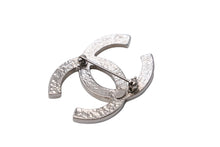 Load image into Gallery viewer, 極美品 CHANEL シャネル パール ココマーク ブローチ D10V メタル 12g シルバー ロゴ 小物 アクセサリー 中古 53681