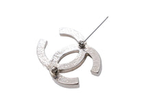 Load image into Gallery viewer, 極美品 CHANEL シャネル パール ココマーク ブローチ D10V メタル 12g シルバー ロゴ 小物 アクセサリー 中古 53681