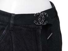 Load image into Gallery viewer, CHANEL シャネル デニムショートパンツ ココマーク P60803V46402 ベルト一体型 ブラック シルバー金具 サイズ36 美品 中古 53816