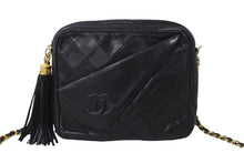 Load image into Gallery viewer, CHANEL シャネル マトラッセ タッセル チェーンショルダーバッグ フリンジ付き 0番台 ラムスキン ブラック 美品 中古 54084
