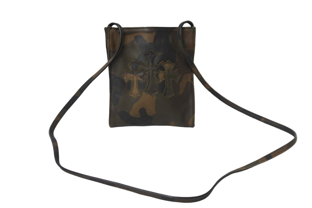 極美品 CHROMEHEARTS クロムハーツ スクエアポケット ショルダーバッグ セメタリークロス スクロールラベル カモフラ柄 中古 54104