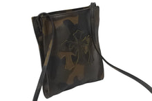 Load image into Gallery viewer, 極美品 CHROMEHEARTS クロムハーツ スクエアポケット ショルダーバッグ セメタリークロス スクロールラベル カモフラ柄 中古 54104