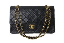 Load image into Gallery viewer, CHANEL シャネル マトラッセ25 ショルダーバッグ ダブルフラップ 2番台 ラムスキン ブラック ゴールド金具 美品 中古 54277