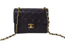 Load image into Gallery viewer, CHANEL シャネル ミニマトラッセ ショルダーバッグ 5番台 ココマーク ラムスキン ブラック ゴールド 美品 中古 54293