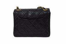 Load image into Gallery viewer, CHANEL シャネル ミニマトラッセ ショルダーバッグ 5番台 ココマーク ラムスキン ブラック ゴールド 美品 中古 54293