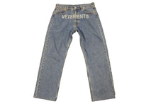 画像をギャラリービューアに読み込む, VETEMENTS ヴェトモン デニムパンツ フロントロゴ ウォッシュ加工 20AW ブルーコットン サイズXL MAH21PA136 美品 中古 54379 