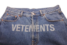 画像をギャラリービューアに読み込む, VETEMENTS ヴェトモン デニムパンツ フロントロゴ ウォッシュ加工 20AW ブルーコットン サイズXL MAH21PA136 美品 中古 54379 