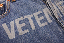 画像をギャラリービューアに読み込む, VETEMENTS ヴェトモン デニムパンツ フロントロゴ ウォッシュ加工 20AW ブルーコットン サイズXL MAH21PA136 美品 中古 54379 