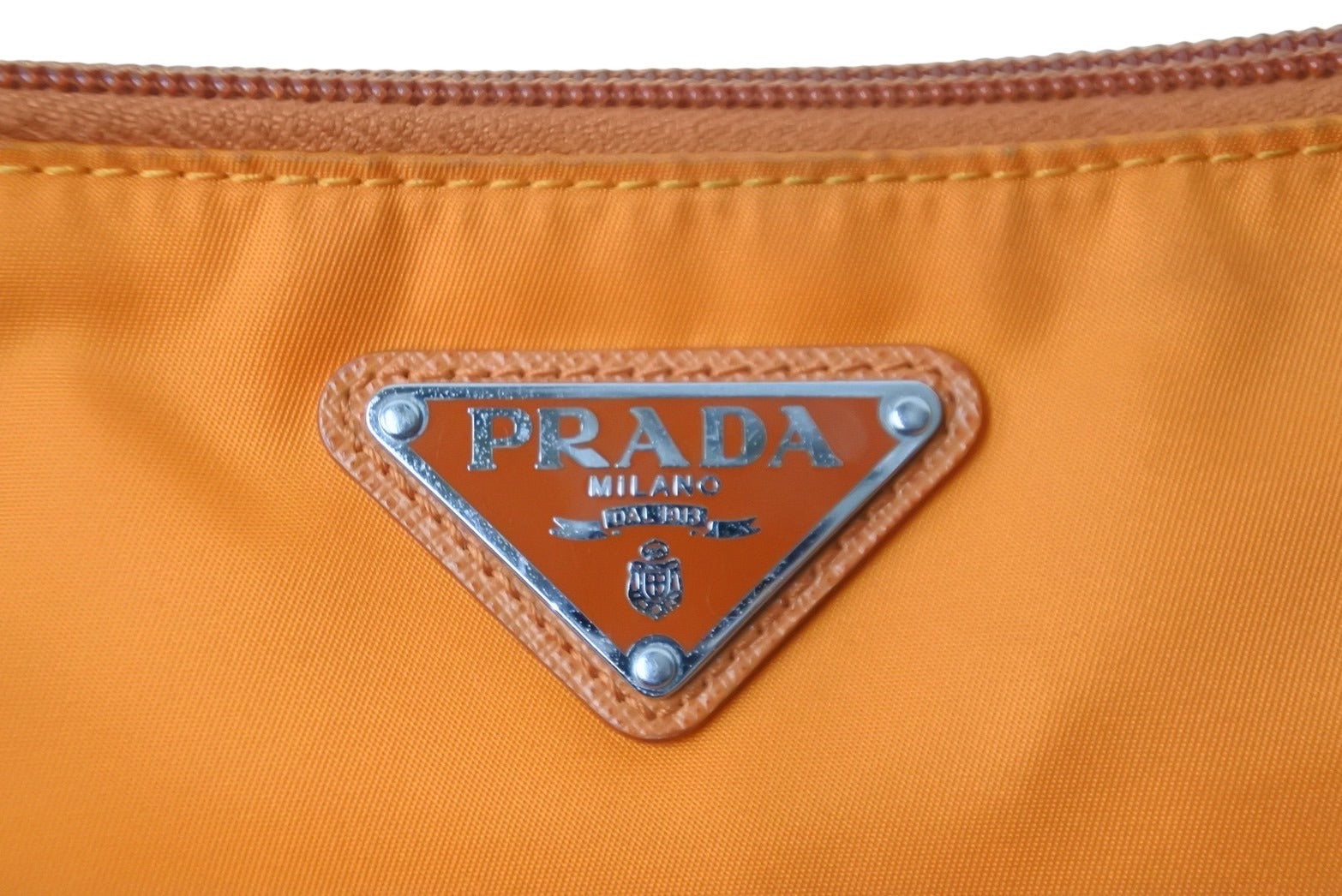 美品PRADA プラダ 1NH545 ストラップポーチ　オレンジ 美品PRADA プラダ 1NH545 ストラップポーチオレンジ
