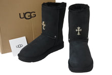 Load image into Gallery viewer, 新品未使用 CHROME HEARTS クロムハーツ UGG アグ ムートンブーツ CHクロス シープスキン シルバー925 ブラック 23 中古 54503
