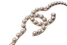 Load image into Gallery viewer, 極美品 CHANEL シャネル フェイクパール カチューシャ ゴールド A21S ヘアアクセサリー 小物 ココマーク ロゴ 装飾 中古 54573