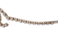 Load image into Gallery viewer, 極美品 CHANEL シャネル フェイクパール カチューシャ ゴールド A21S ヘアアクセサリー 小物 ココマーク ロゴ 装飾 中古 54573