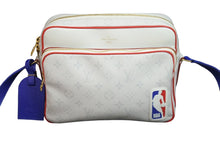 Load image into Gallery viewer, LOUIS VUITTON ルイ・ヴィトン LVxNBA ショルダーバッグ ナイル メッセンジャーPM ホワイト M45583 ゴールド金具 美品 中古 54742