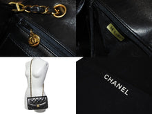 Load image into Gallery viewer, 極美品 CHANEL シャネル ショルダーバッグ ダイアナ マトラッセ 22cm 4番台 ラムスキン ブラック ゴールド金具 中古 54825