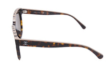 Load image into Gallery viewer, 極美品 CHANEL シャネル サングラス 1682/S9 バタフライ シェイプ アイウェア 54◻︎20 ブラウン ベージュ シルバー金具 中古 54839