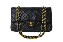 Load image into Gallery viewer, CHANEL シャネル マトラッセWフラップチェーンショルダーバッグ 4番台 ラムスキン 23cm ブラック ゴールド金具 美品 中古 54910