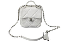 Load image into Gallery viewer, CHANEL シャネル マトラッセ チェーンショルダーバッグ スクエア ホワイト ココマーク 29番台 レザー シルバー金具 美品 中古 54988