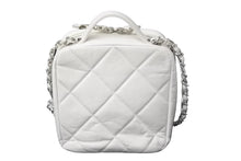 Load image into Gallery viewer, CHANEL シャネル マトラッセ チェーンショルダーバッグ スクエア ホワイト ココマーク 29番台 レザー シルバー金具 美品 中古 54988