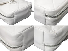Load image into Gallery viewer, CHANEL シャネル マトラッセ チェーンショルダーバッグ スクエア ホワイト ココマーク 29番台 レザー シルバー金具 美品 中古 54988