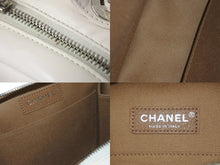 Load image into Gallery viewer, CHANEL シャネル マトラッセ チェーンショルダーバッグ スクエア ホワイト ココマーク 29番台 レザー シルバー金具 美品 中古 54988