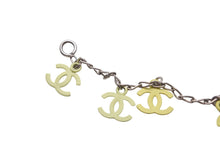 Load image into Gallery viewer, CHANEL シャネル ヴィンテージ ブレスレット ココマーク シルバーチェーン チャームブレスレット イエロー 美品 中古 55026