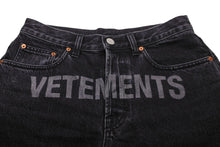 画像をギャラリービューアに読み込む, VETEMENTS ヴェトモン デニムパンツ フロントロゴプリント スキニーデニム 20AW 14038 WAH21PA135 シルバー金具 美品 中古 55196 