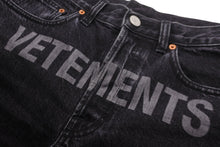 画像をギャラリービューアに読み込む, VETEMENTS ヴェトモン デニムパンツ フロントロゴプリント スキニーデニム 20AW 14038 WAH21PA135 シルバー金具 美品 中古 55196 