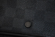 Load image into Gallery viewer, LOUIS VUITTON ルイ ヴィトン クラッチバッグ トゥルース サスペンダブル ダミエグラフィット N41419 シルバー金具 美品 中古 55225