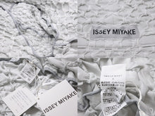 Load image into Gallery viewer, 極美品 ISSEY MIYAKE イッセイミヤケ ジャケット 3D スチームストレッチ 2016AW ホワイト サイズ3 IM63-FA001-11 中古 55290