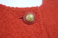 Load image into Gallery viewer, CHANEL シャネル ジャケット ショート丈 ココマークボタン PO2075VO2872 1993年秋 レッド ゴールド金具 38 美品 中古 55316