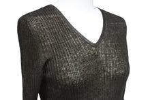 Load image into Gallery viewer, 極美品 CHANEL シャネル ココマーク ニット カットソー 99P カーキ Vネック 半袖 ロゴ P12593V00565 トップス サイズ40 中古 55323