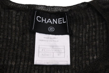 Load image into Gallery viewer, 極美品 CHANEL シャネル ココマーク ニット カットソー 99P カーキ Vネック 半袖 ロゴ P12593V00565 トップス サイズ40 中古 55323