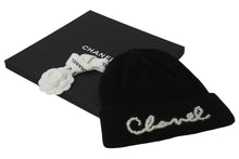 Load image into Gallery viewer, 極美品 CHANEL シャネル ニットキャップ ニット帽 帽子 ユニセックス ロゴ パール カシミヤ ブラック 中古 55782