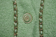 Load image into Gallery viewer, 新品未使用 CHANEL シャネル ジャケット チェーン ココマークボタン ノーカラー グリーン サイズ34 P62893K48463 中古 55419