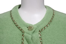 Load image into Gallery viewer, 新品未使用 CHANEL シャネル ジャケット チェーン ココマークボタン ノーカラー グリーン サイズ34 P62893K48463 中古 55419