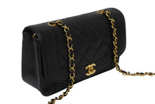 Load image into Gallery viewer, 極美品 CHANEL シャネル チェーンショルダーバッグ ダイアナマトラッセ 22cm 3番台 ブラック ゴールド金具 中古 55472