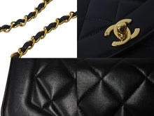 Load image into Gallery viewer, 極美品 CHANEL シャネル チェーンショルダーバッグ ダイアナマトラッセ 22cm 3番台 ブラック ゴールド金具 中古 55472