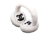 Load image into Gallery viewer, 極美品 CHANEL シャネル ココマーク イヤーマフラー 耳当て ファー ホワイト 中古 55571