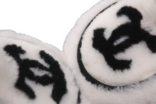Load image into Gallery viewer, 極美品 CHANEL シャネル ココマーク イヤーマフラー 耳当て ファー ホワイト 中古 55571