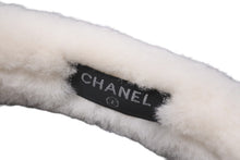 Load image into Gallery viewer, 極美品 CHANEL シャネル ココマーク イヤーマフラー 耳当て ファー ホワイト 中古 55571