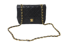 Load image into Gallery viewer, CHANEL シャネル チェーンショルダーバッグ ミニマトラッセ20cm 1番台 ラムスキン ブラック ゴールド金具 美品 中古 55630